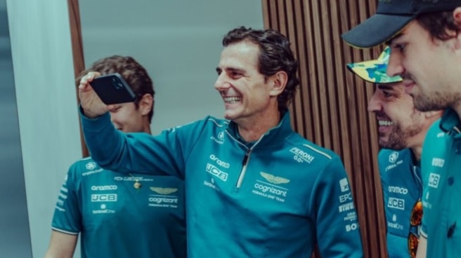 Pedro Martínez de la Rosa con Fernando Alonso y Lance Stroll en el garaje de Aston Martin Pedro Martínez de la Rosa con Fernando Alonso