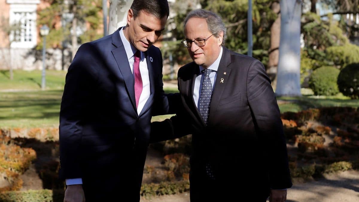 Pedro Sánchez charla con Quim Torra en la Moncloa, a su llegada a la primera reunión de la mesa de diálogo en 2020