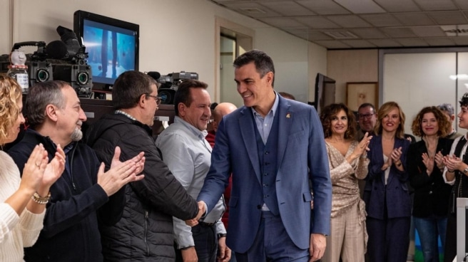 Sánchez envía una carta de apoyo a la militancia tras los ataques a las sedes socialistas Sánchez se reúne con las trabajadoras y trabajadores del PSOE en la sede de Ferraz.