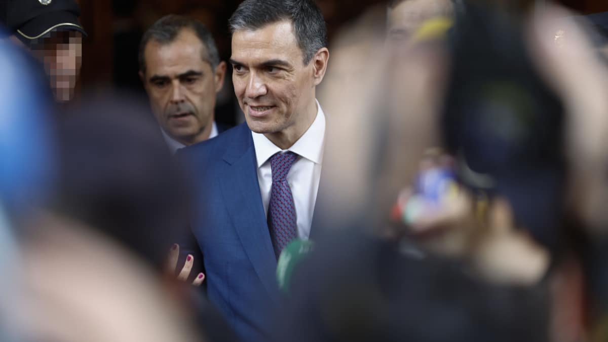 El secretario general del PSOE, Pedro Sánchez (c), abandona el Congreso de los Diputados tras haber prosperado su investidura, este jueves en Madrid.