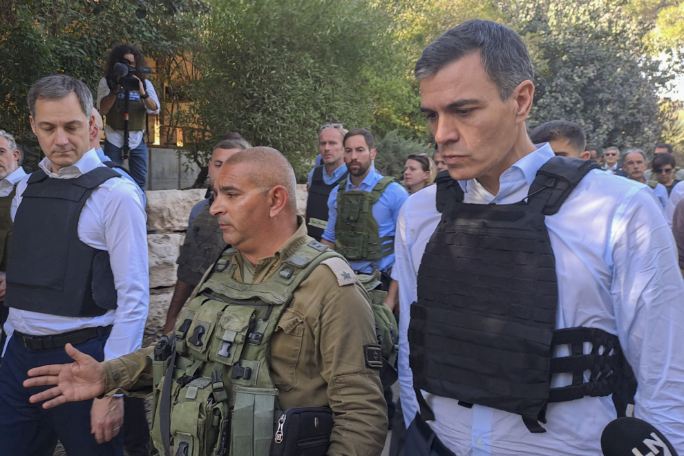 El presidente del Gobierno Pedro Sánchez (d) y el primer ministro belga, Alexander de Croo (i), escuchan a un mando militar israelí que les relata lo que ocurrió en el kibutz de Be'eri el 7 de octubre.