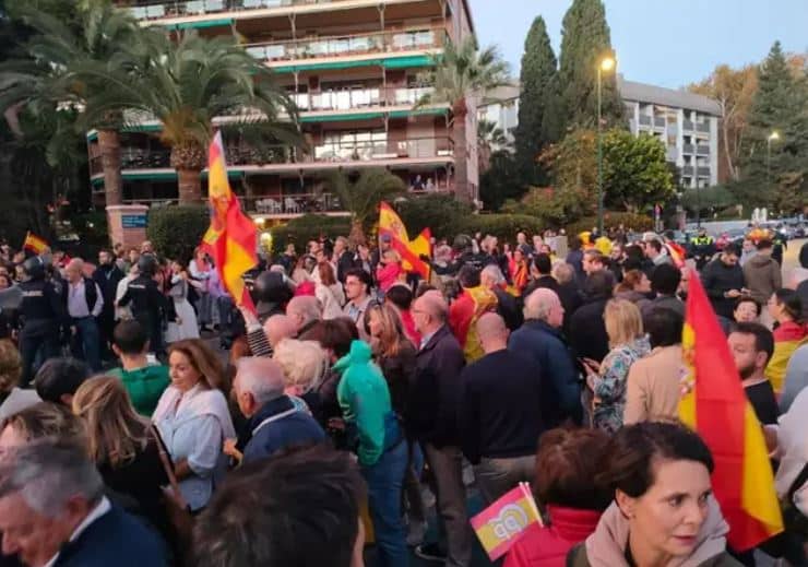 Ciento de personas se concentran en Málaga ante la Subdelegación del Gobierno donde se reúnen Sánchez y Scholz