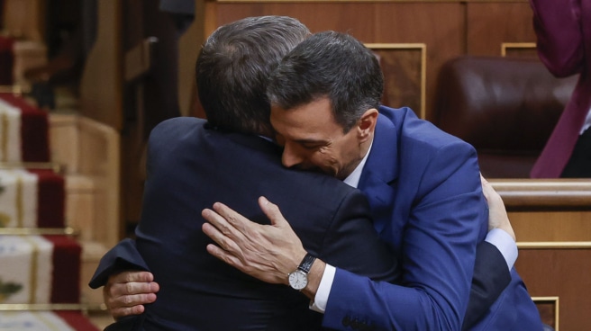 Orgulloso presidente humillado (y con bolas chinas) El portavoz parlamentario socialista, Patxi López (i), felicitado por presidente del Gobierno en funciones Pedro Sánchez, tras su intervención en el Congreso en la segunda jornada del debate de la investidura. este jueves en Madrid.