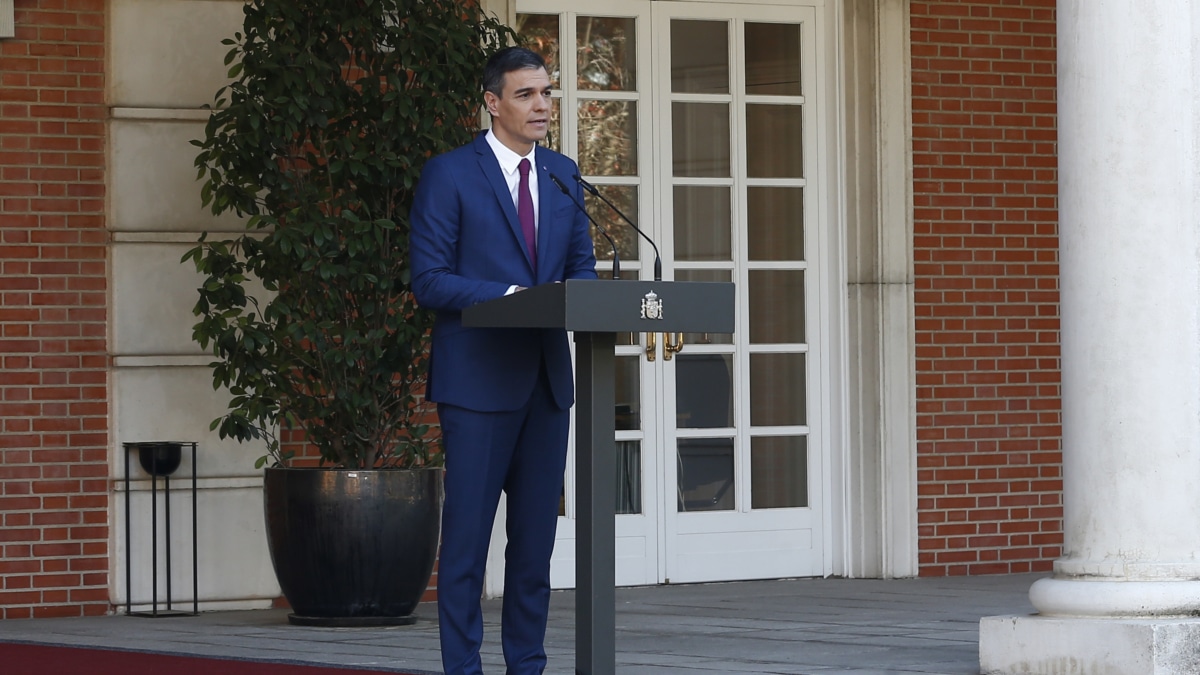 El presidente del Gobierno, Pedro Sánchez, durante su comparecencia sin preguntas en el Palacio de la Moncloa para comunicar oficialmente la composición del nuevo Gabinete