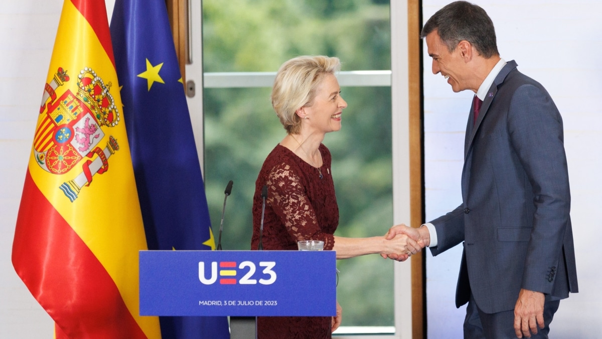 La presidenta de la Comisión Europea, Ursula von der Leyen y el presidente del Gobierno, Pedro Sánchez, se saludan a su llegada a una rueda de prensa