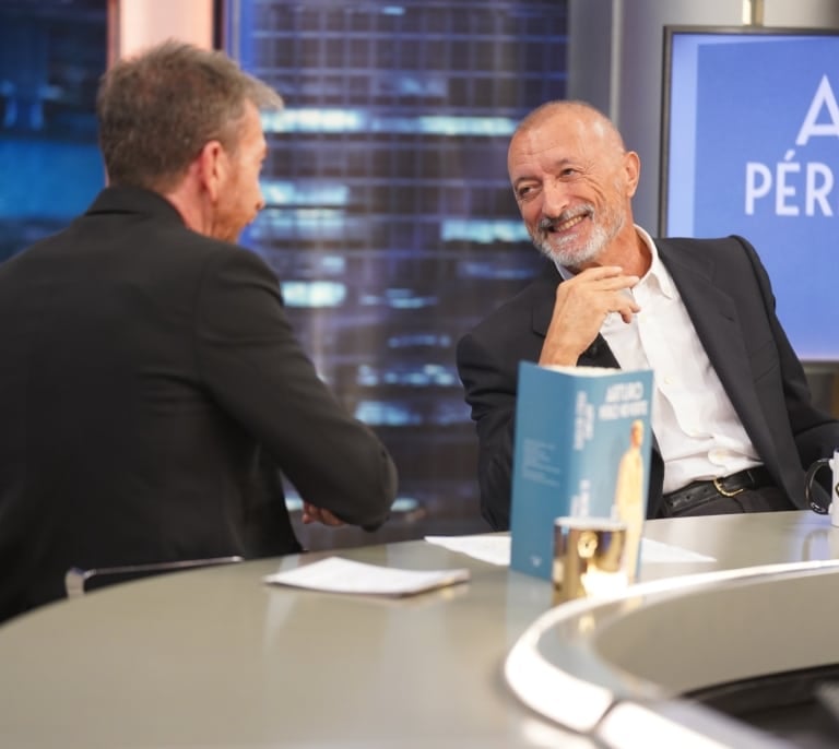 Pérez-Reverte se declara "fan" de Pedro Sánchez: "Es un personaje absolutamente amoral"