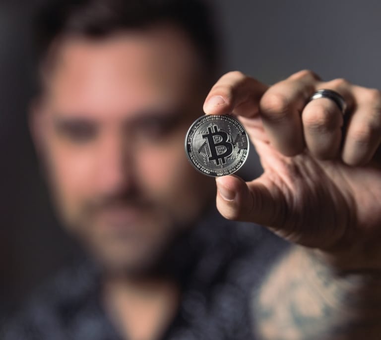 Joven, hombre, balear o catalán y con estudios universitarios: el perfil del ‘cripto bro’ en España