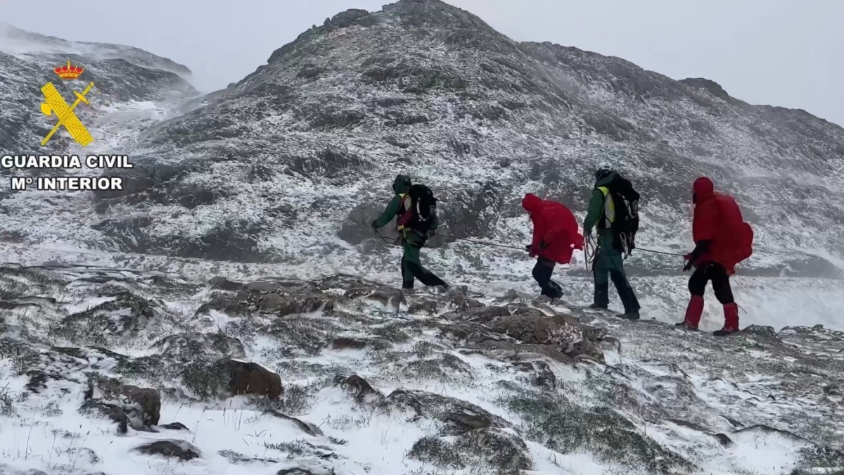 La Guardia Civil rescata a un padre y su hijo en los Picos de Europa.