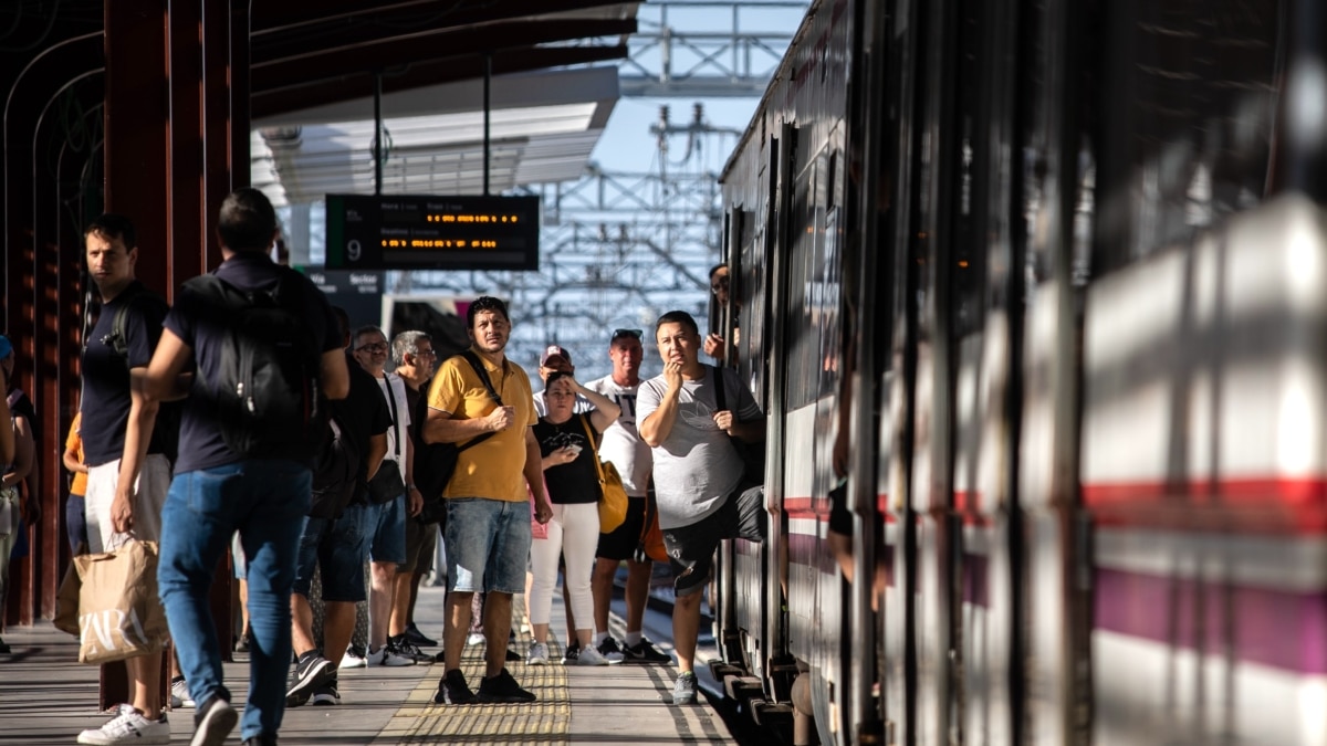 Viajeros en la Estación de Cercanías de Chamartín