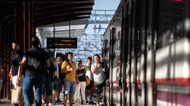 Estos son los planes de mejora de Cercanías Madrid: nuevas estaciones, remodelar Méndez Álvaro y ampliar Chamartín Viajeros en la Estación de Cercanías de Chamartín