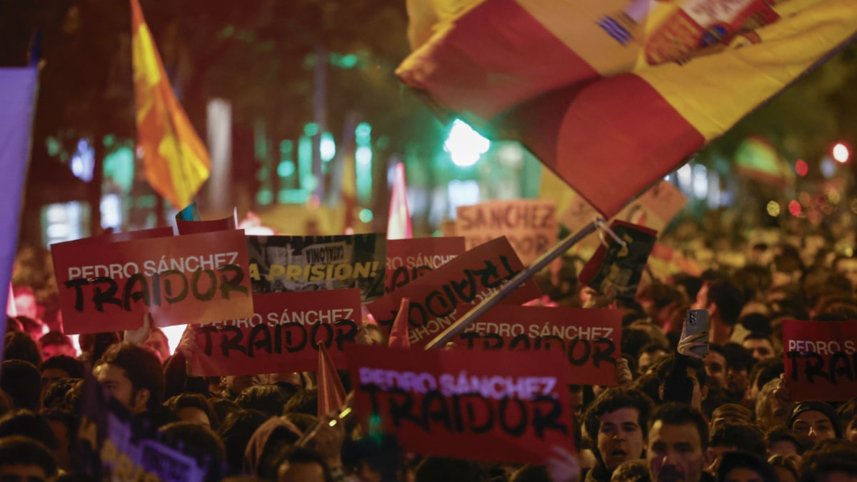 Grupos de personas participan en una nueva manifestación contra la amnistía este martes, frente a la sede del PSOE en Ferraz, Madrid.