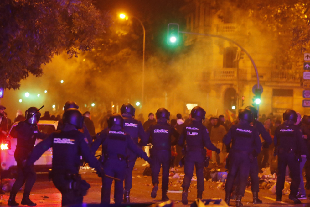 Agentes de la Policía Nacional intervienen durante la concentración de este lunes frente a la sede del PSOE en la calle Ferraz, en Madrid, contra los pactos de investidura del presidente en funciones, Pedro Sánchez, que incluyen una ley de amnistía.