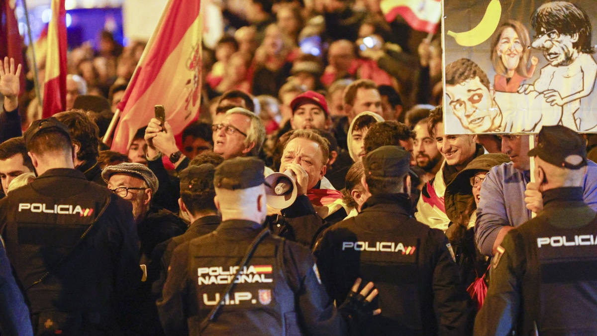 Nueva manifestación contra la amnistía celebrada este lunes frente a la sede del PSOE en la calle Ferraz, en Madrid.