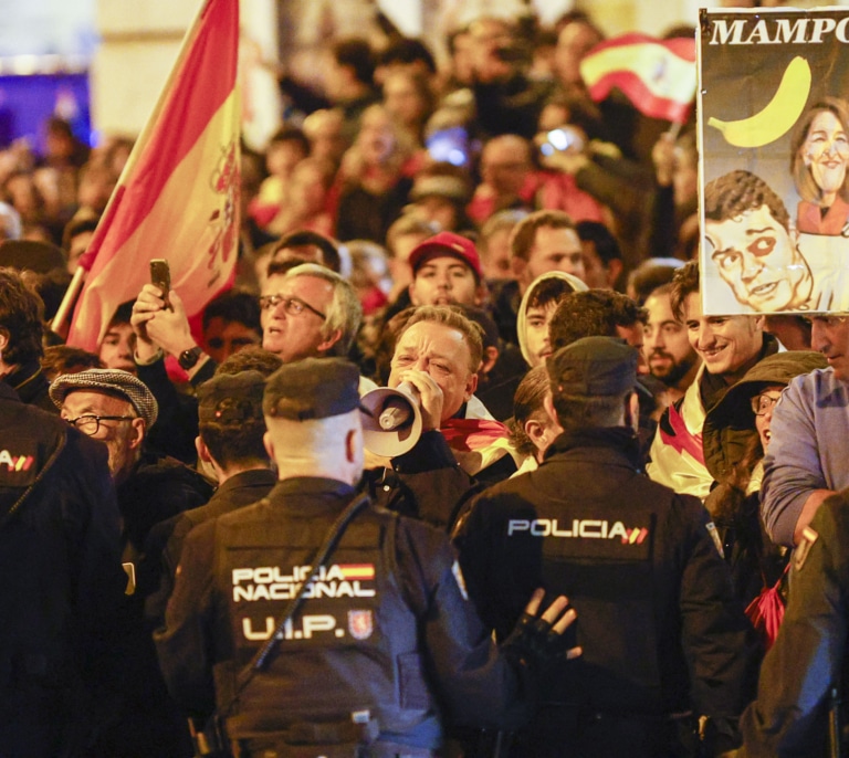 Miles de manifestantes se concentran en Ferraz por decimoctava noche sin vallas de seguridad