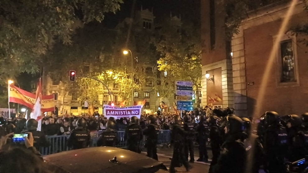 La policía blinda Ferraz frente a centenares de manifestantes que claman en el quinto día de protestas contra la amnistía y Sánchez