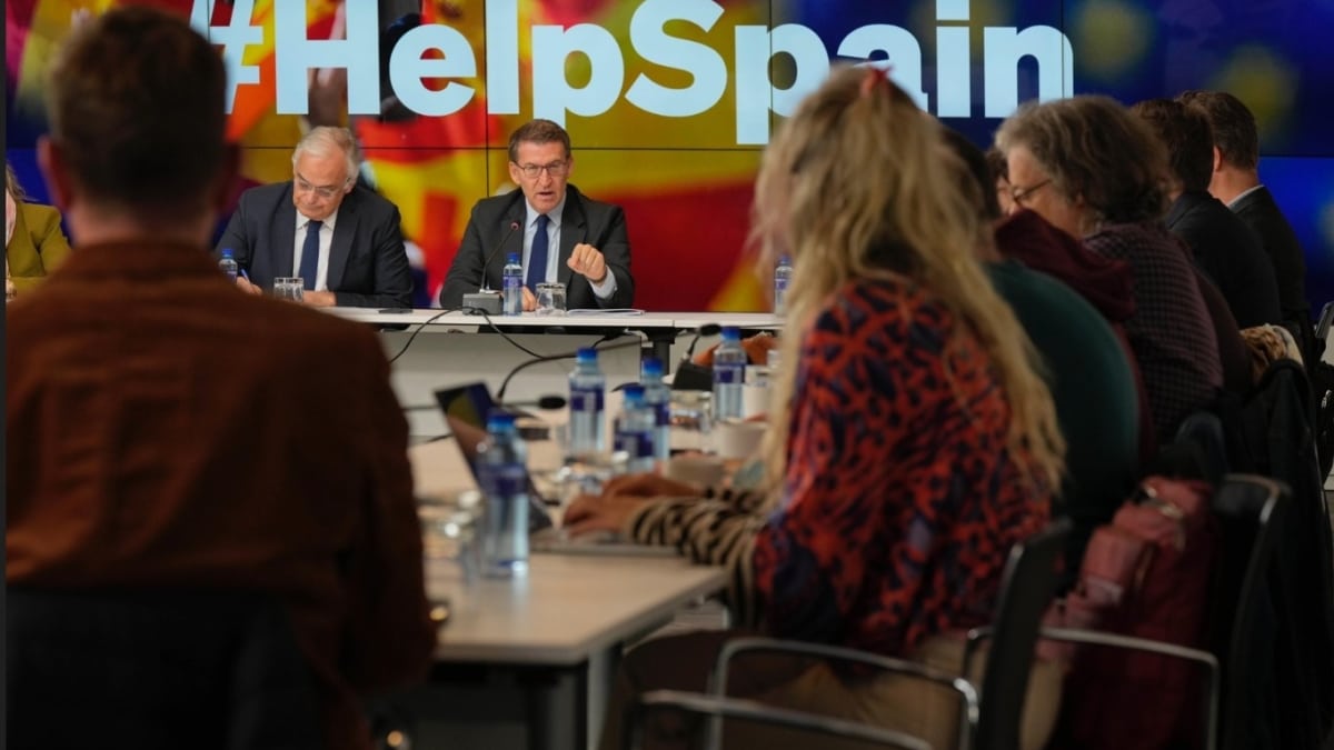 Feijóo expresa a los corresponsales su temor de que España acabe como Rumanía, Polonia o Hungría