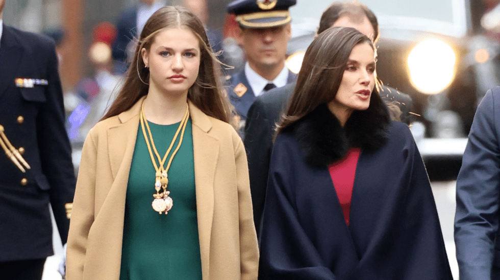 La princesa Leonor junto a su madre, la reina Letizia, a su llegada a las Cortes para la apertura de la XV Legislatura