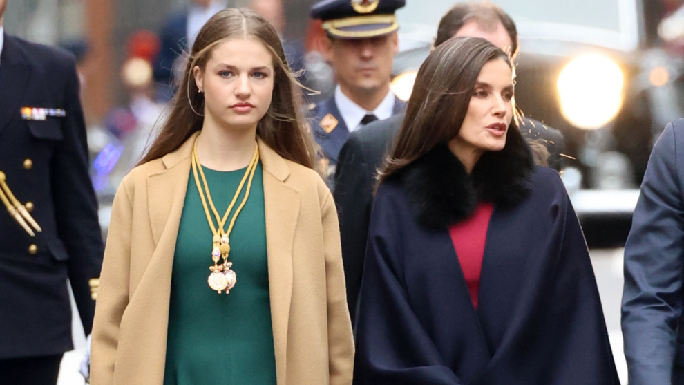 Princess Leonor with her mother Queen Letizia upon arrival at the Cortes for the opening of the XV Legislative Assembly.