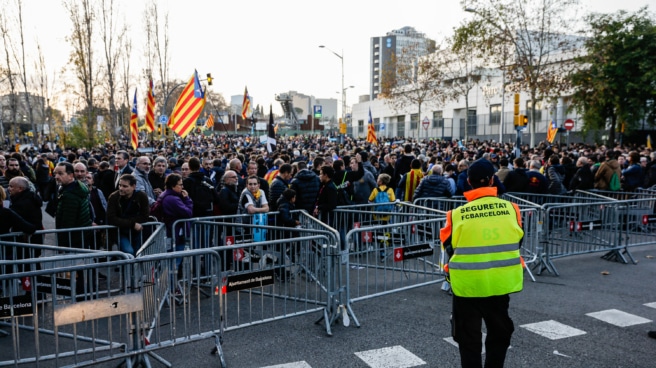 Puigdemont asegura que la investigación de Tsunami Democràtic del 'lawfare' y la persecución contra el independentismo Protestas del Tsunami Democrático fuera del estadio Camp Nou durante el partido de La Liga entre el FC Barcelona y el Real Madrid en el Camp Nou