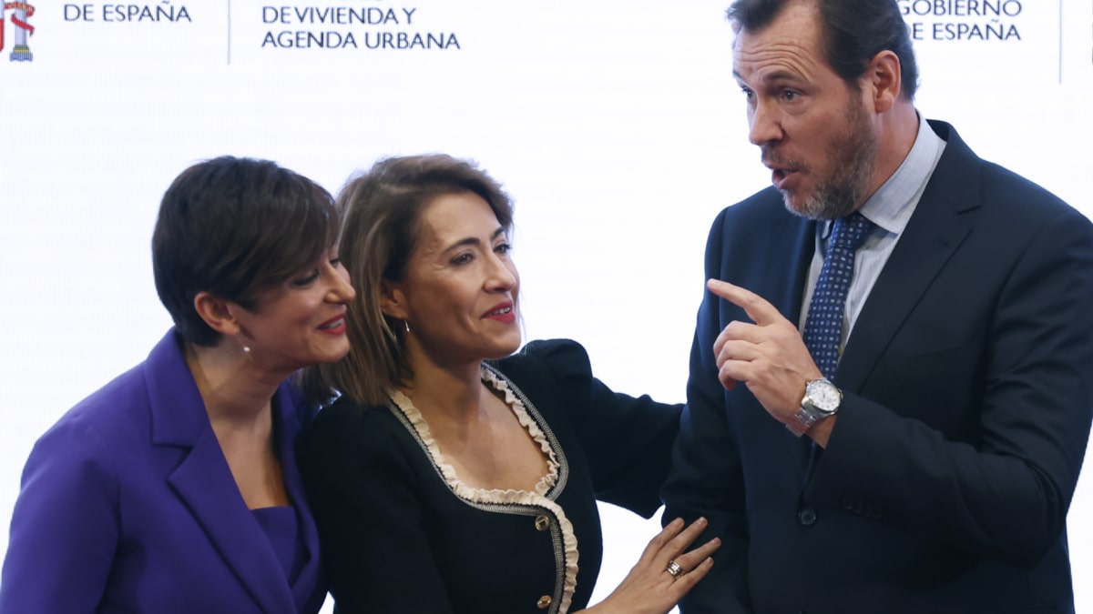 La nueva ministra de Vivienda, Isabel Rodríguez, y el nuevo ministro de Transportes, Óscar Puente, tras recibir las carteras de mano de la ministra saliente, Raquel Sánchez.