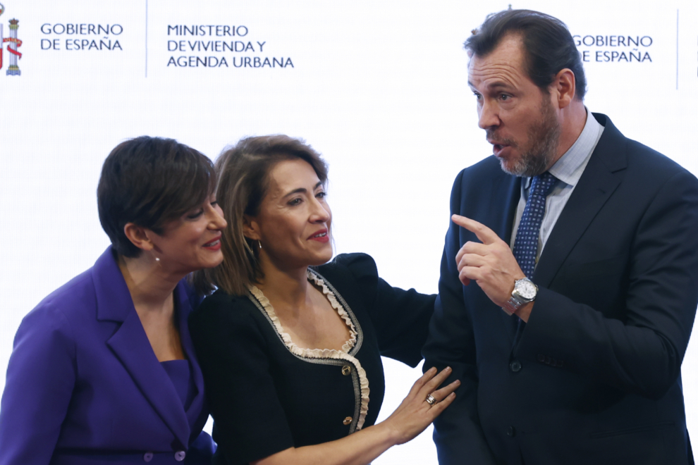 La nueva ministra de Vivienda, Isabel Rodríguez, y el nuevo ministro de Transportes, Óscar Puente, tras recibir las carteras de mano de la ministra saliente, Raquel Sánchez.