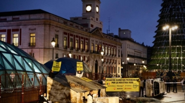 Greenpeace coloca un coche destrozado por la DANA en la Puerta del Sol para protestar contra los combustibles fósiles