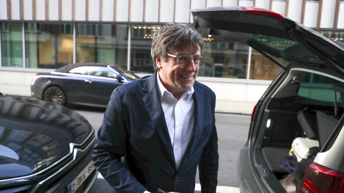 El líder catalán en el exilio Carles Puigdemont fotografiado después de una conferencia de prensa sobre las negociaciones para formar un gobierno español