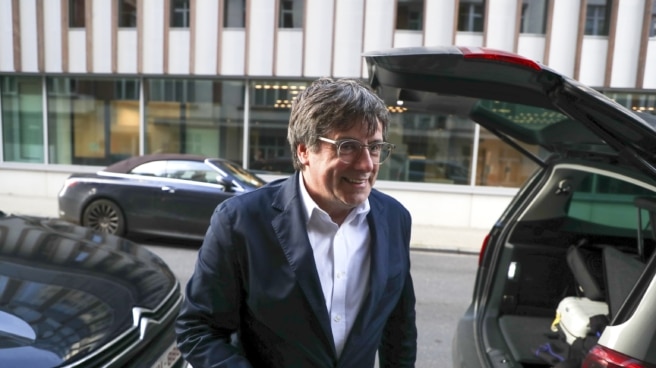 Puigdemont, Rovira y la revolución de los cobardes El líder catalán en el exilio Carles Puigdemont fotografiado después de una conferencia de prensa sobre las negociaciones para formar un gobierno español