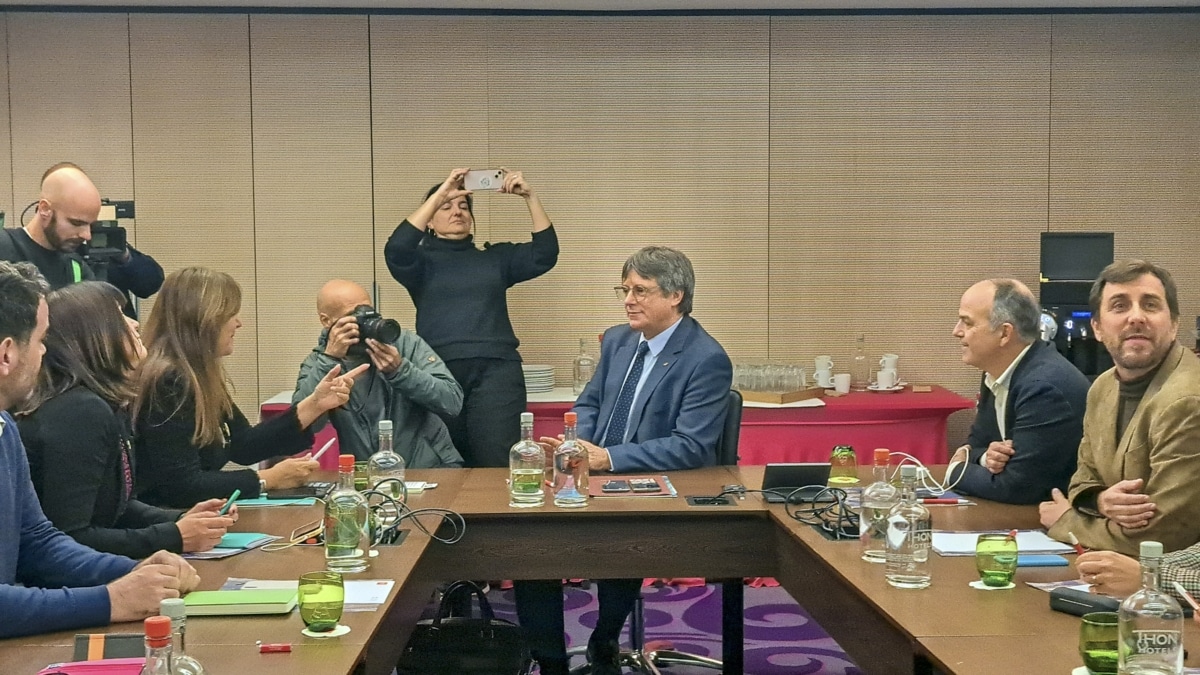El expresidente de la Generalitat Carles Puigdemont (c) ha convocado este jueves a la cúpula de JxCat en Bruselas, Bélgica, para decidir si valida un acuerdo para investir a Pedro Sánchez.