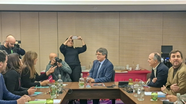 El expresidente de la Generalitat Carles Puigdemont (c) ha convocado este jueves a la cúpula de JxCat en Bruselas, Bélgica, para decidir si valida un acuerdo para investir a Pedro Sánchez. El expresidente de la Generalitat Carles Puigdemont (c) ha convocado este jueves a la cúpula de JxCat en Bruselas, Bélgica, para decidir si valida un acuerdo para investir a Pedro Sánchez.