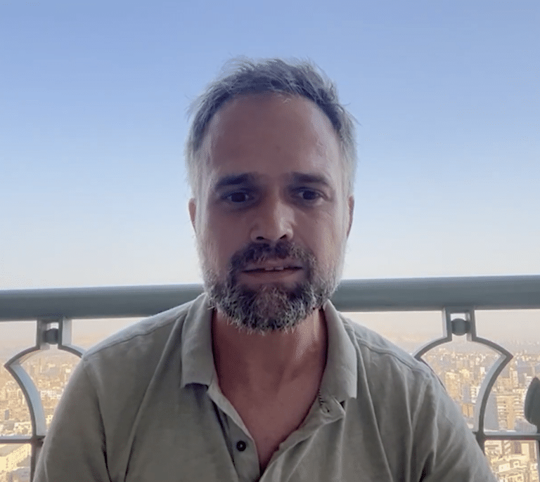 El primer evacuado español de Gaza reivindica que dejen salir a los palestinos de "esa jaula inhumana"