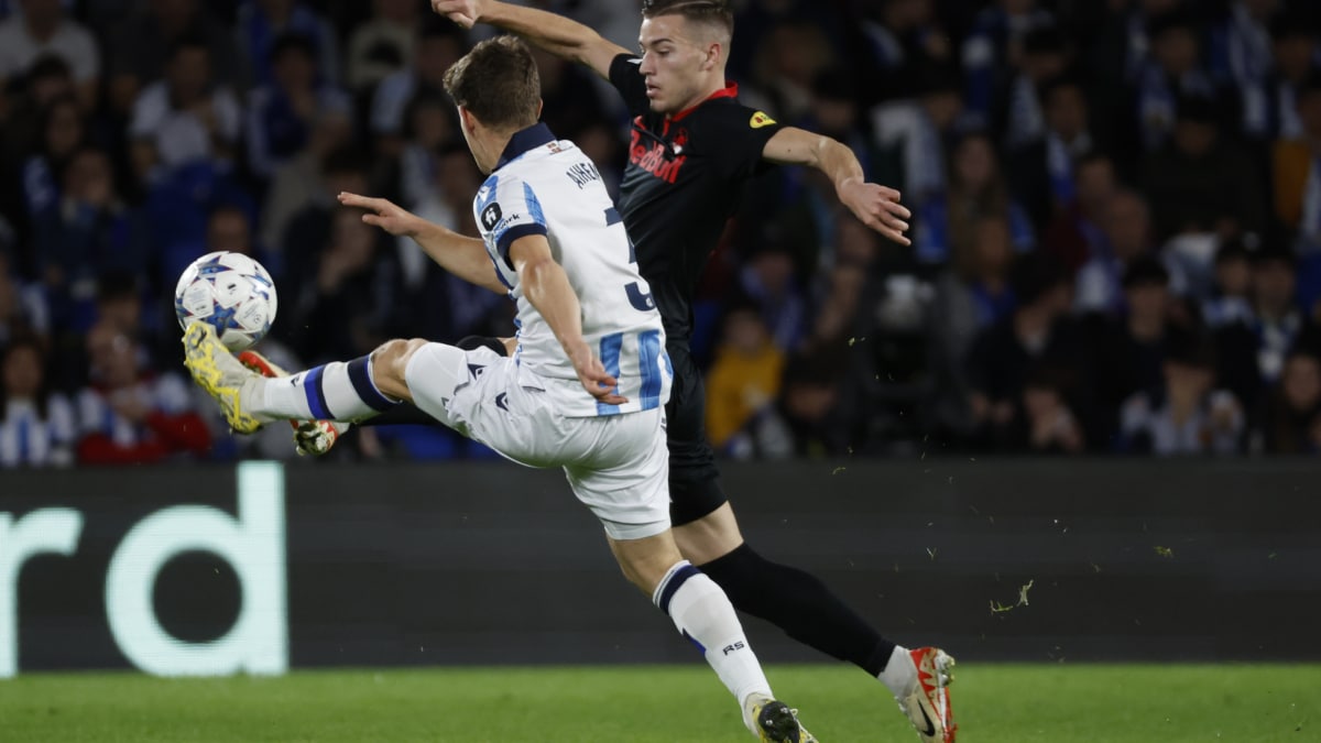 El defensa de la Real Sociedad, Ahien Muñoz (i), disputa el balón ante el centrocampista croata del Salzburgo, Luka Sucic, durante el encuentro correspondiente a la fase de grupos de la Liga de Campeones que disputan hoy miércoles en el estadio de Anoeta, en San Sebastián.