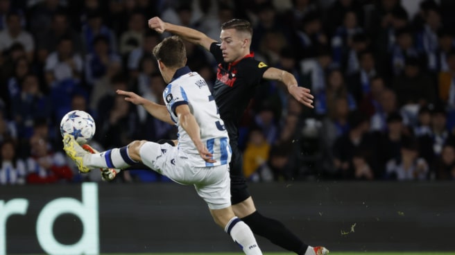 El defensa de la Real Sociedad, Ahien Muñoz (i), disputa el balón ante el centrocampista croata del Salzburgo, Luka Sucic, durante el encuentro correspondiente a la fase de grupos de la Liga de Campeones que disputan hoy miércoles en el estadio de Anoeta, en San Sebastián.