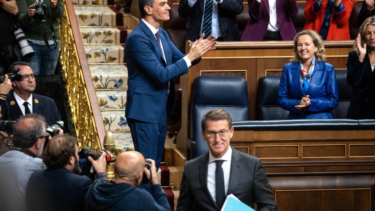 El recién nombrado presidente del Gobierno, Pedro Sánchez (c), aplaude tras finalizar la segunda sesión del debate de investidura como presidente de Gobierno
