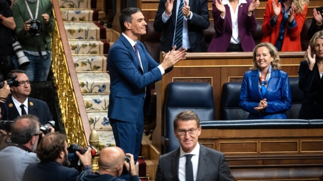 El recién nombrado presidente del Gobierno, Pedro Sánchez (c), aplaude tras finalizar la segunda sesión del debate de investidura como presidente de Gobierno