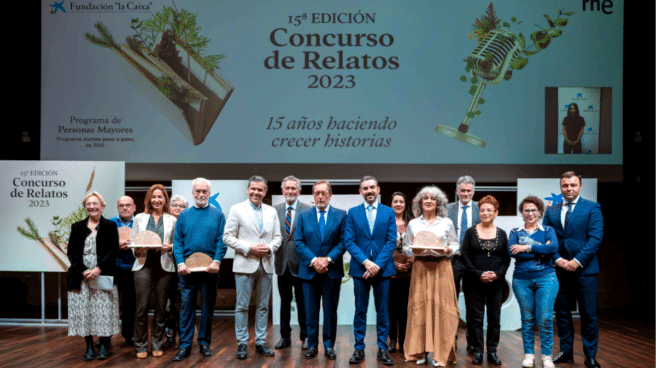 Family photo of the jury members and winners of the 15th Storytelling Competition for the Elderly of the La Caixa Foundation.