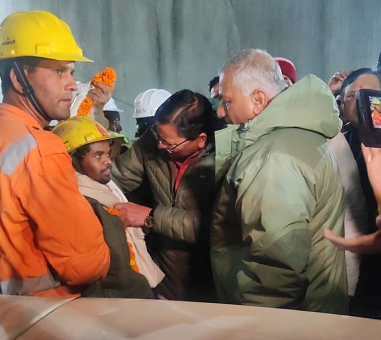 Rescatan a los 41 trabajadores atrapados desde el 12 de noviembre en un túnel de la India