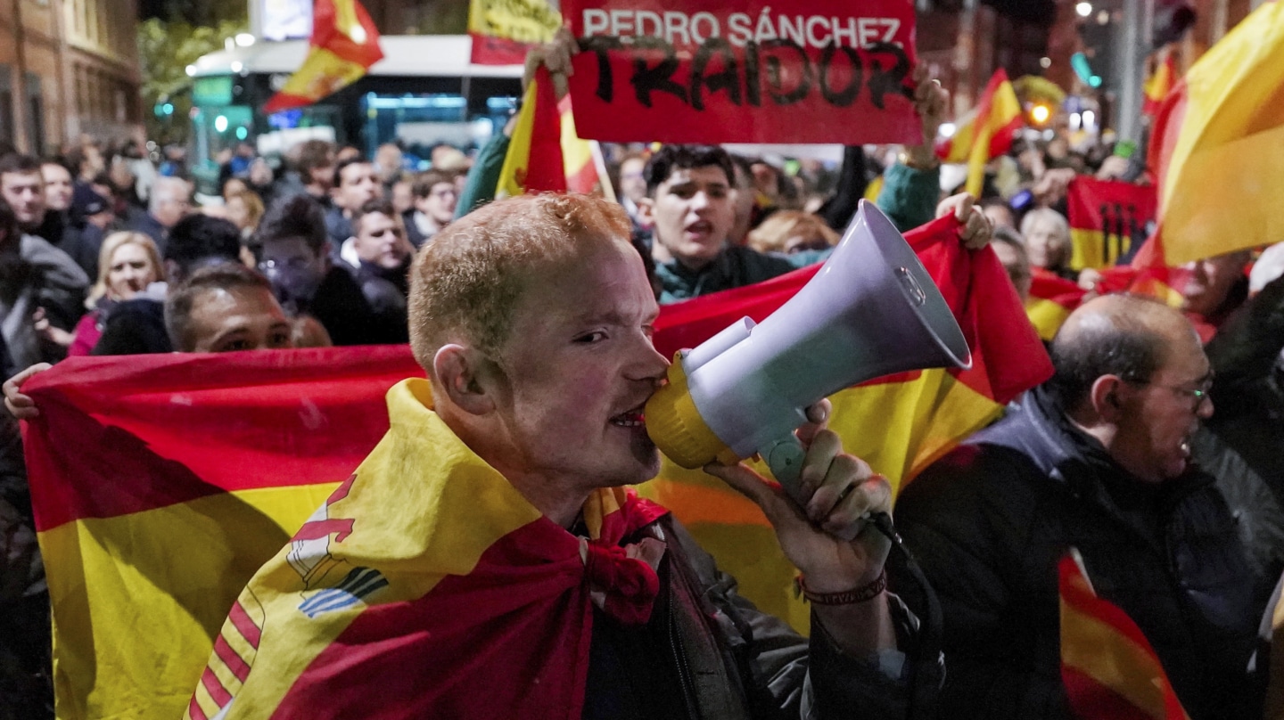 'Revuelta', los jóvenes que promociona Vox y organizan las protestas frente a las sedes del PSOE