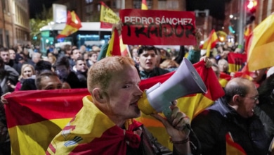 'Revuelta', los jóvenes que promociona Vox y organizan las protestas frente a las sedes del PSOE