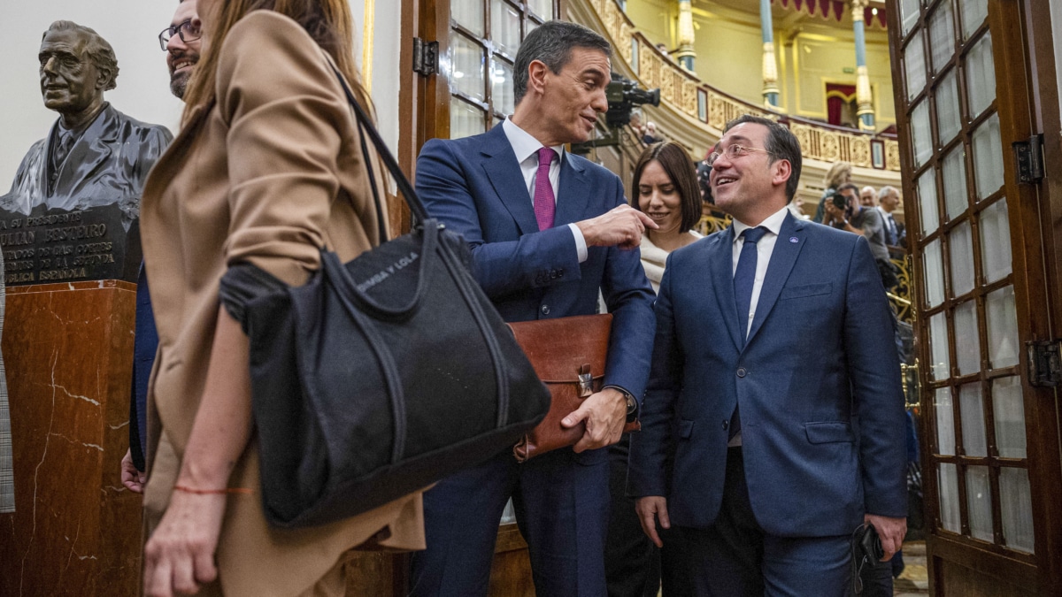 El secretario general del PSOE y presidente del Gobierno en funciones, Pedro Sánchez (c), y el ministro de Asuntos Exteriores, Unión Europea y Cooperación en funciones, José Manuel Albares (d), tras el primer día del debate de investiduraE