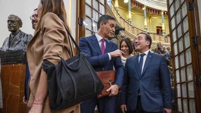 Sánchez: churros después de la jodienda El secretario general del PSOE y presidente del Gobierno en funciones, Pedro Sánchez (c), y el ministro de Asuntos Exteriores, Unión Europea y Cooperación en funciones, José Manuel Albares (d), tras el primer día del debate de investiduraE