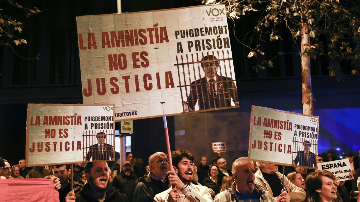 Concentraciones este lunes frente a la sede del PSC en Barcelona contra los pactos de investidura del presidente en funciones, Pedro Sánchez, que incluyen una ley de amnistía.