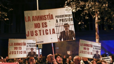 Sánchez denuncia las protestas contra la amnistía y apoya a la militancia: "Atacar las sedes es atacar la democracia"