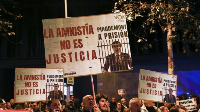 Concentraciones este lunes frente a la sede del PSC en Barcelona contra los pactos de investidura del presidente en funciones, Pedro Sánchez, que incluyen una ley de amnistía.