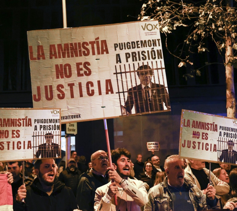 Sánchez denuncia las protestas contra la amnistía y apoya a la militancia: "Atacar las sedes es atacar la democracia"