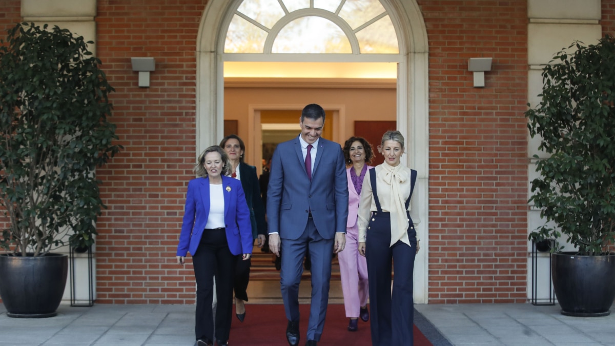 El presidente del Gobierno, Pedro Sánchez, momentos antes de posar para la foto de familia junto a los ministros del nuevo gabinete antes del primer Consejo de Ministros de la XV legislatura celebrado este miércoles en el Palacio de La Moncloa.