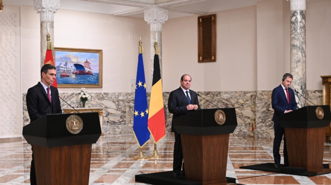 Egyptian President Abdel Fattah Al Sisi (c), Spanish Government President Pedro Sanchez (c) and Belgian Prime Minister Alexandre De Cros (c) give a joint press conference during a meeting at the Ittihadiya Presidential Palace in Cairo (Egypt)