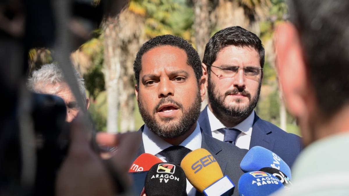 El secretario general de VOX, Ignacio Garriga, ofrece declaraciones a los medios, a su llegada a las Cortes de Aragón, a 10 de octubre de 2023, en Zaragoza, Aragón (España).