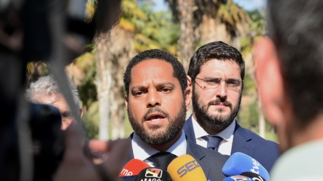 Vox sube el tono y llama "a señalar y perseguir a los delincuentes y a los golpistas" El secretario general de VOX, Ignacio Garriga, ofrece declaraciones a los medios, a su llegada a las Cortes de Aragón, a 10 de octubre de 2023, en Zaragoza, Aragón (España).