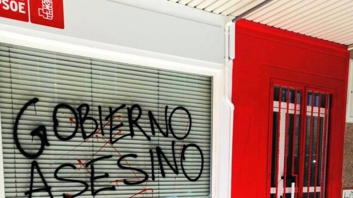 Sede del PSOE con grafitis